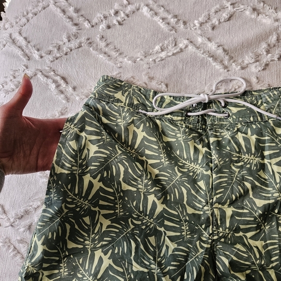St. John's Bay Men's Green Foliage Swim Trunks Size Medium - Picture 3 of 8